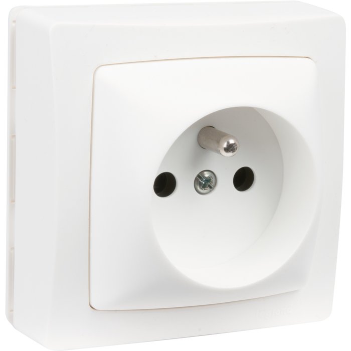 2P+T socket protective eclips - auto terminals - white - Ref.086027. DIAYTAR NIGERIA brings the market to your screen with thousands of affordable products delivered to your door.