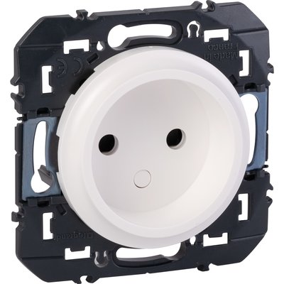Dooxie power outlet - 2P with well - White - Ref.600334. Discover the perfect shopping experience with DIAYTAR NIGERIA's vast selection and prompt delivery service.