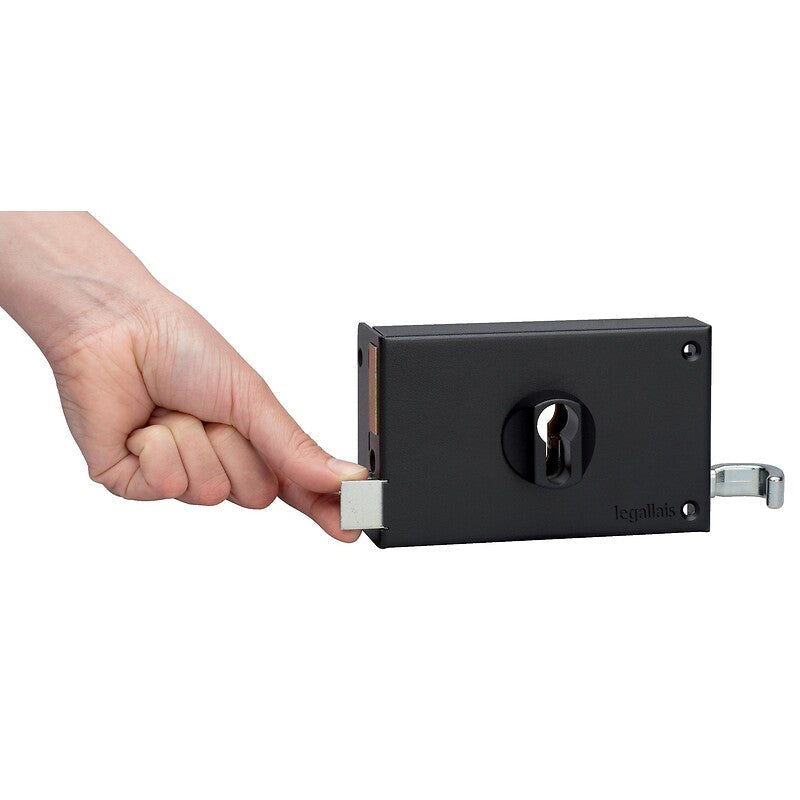 Saint Pierre horizontal European cylinder lock with black pull, right hand. DIAYTAR NIGERIA delivers value, variety, and convenience with our nationwide 5-8 day shipping.