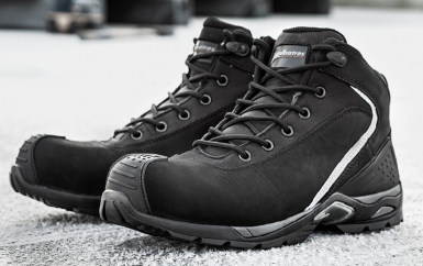 RUNNER XTS SAFETY SHOES - BLACK - SIZE 40. Experience the convenience of boundless shopping with DIAYTAR NIGERIA's affordable platform and quick shipping.