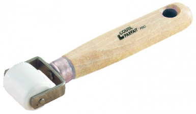PROFESSIONAL GLUE ROULETTE - EBONITE BARREL - WOODEN HANDLE. Shop smarter with DIAYTAR NIGERIA's vast product range and budget-friendly delivery within the week.